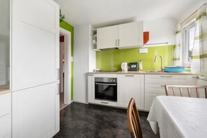 Køleskab, mikrobølgeovn, ovn, kogeplade