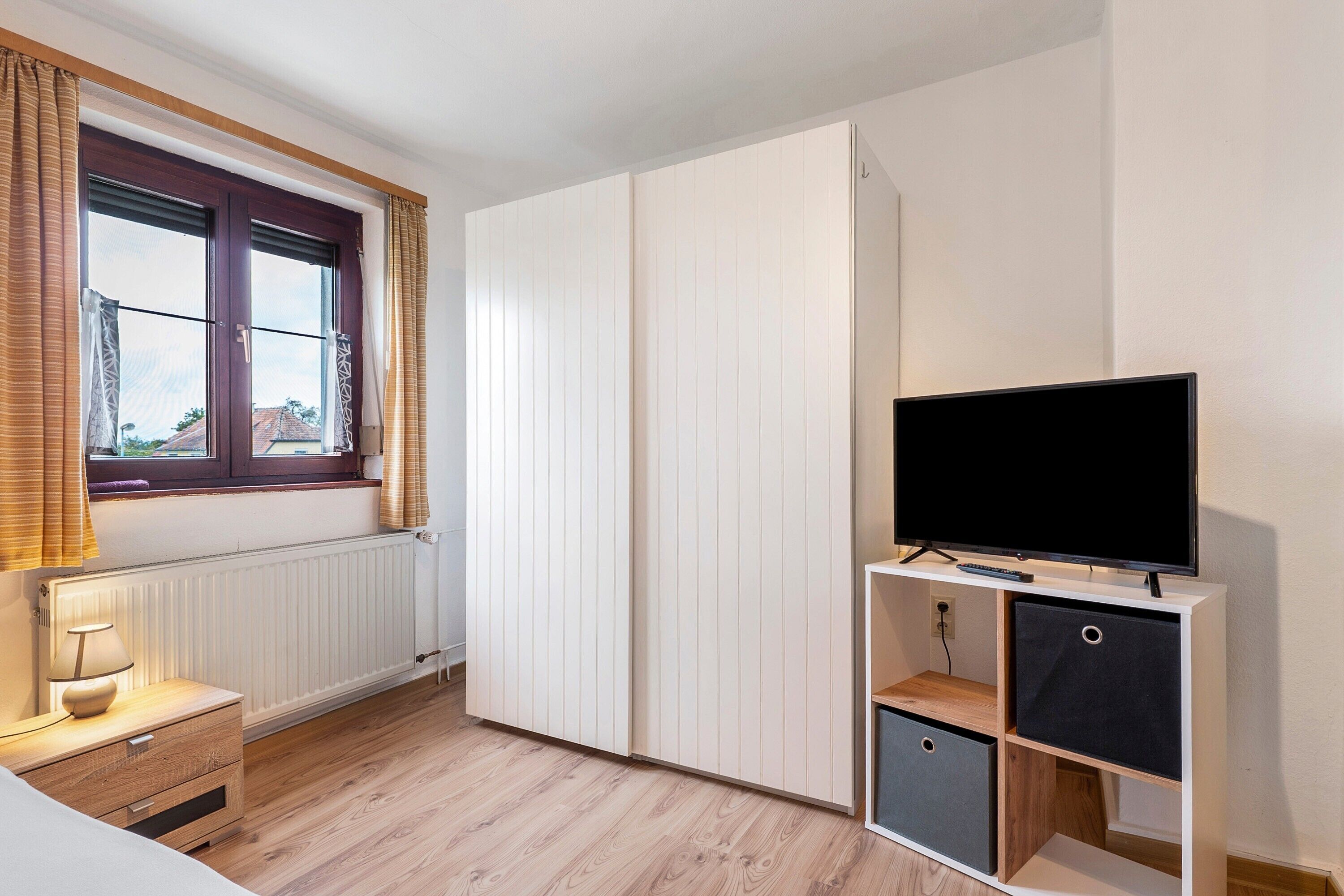 3 室のベッドルーム、WiFi (無料)、ベッドシーツ