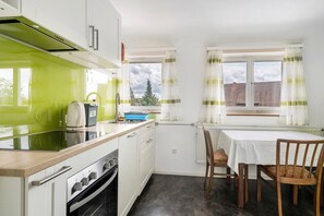 Een koelkast, een magnetron, een oven, een kookplaat