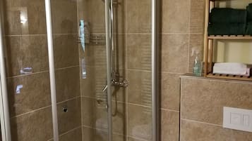 Dusch, hårtork och handdukar