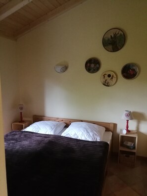 1 bedroom, bed sheets