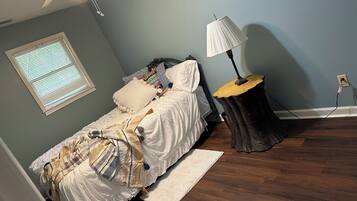 2 bedrooms, desk, iron/ironing board, free WiFi