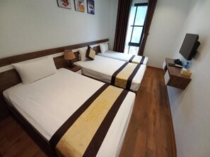 Cofres nos quartos, escrivaninha, cortinas blackout