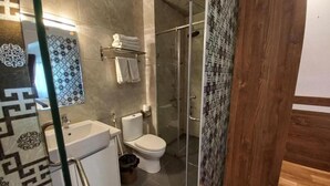 Combined shower/tub, rainfall showerhead, hair dryer, bathrobes - Tung Luxury Hotel (Bai Chay)