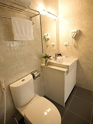 Combined shower/tub, rainfall showerhead, hair dryer, bathrobes
