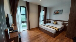 In-room safe, desk, blackout drapes, iron/ironing board - Tung Luxury Hotel (Bai Chay)