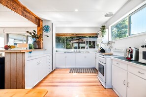 Casa | Cocina privada | Frigorífico grande, trona infantil y utensilios de cocina