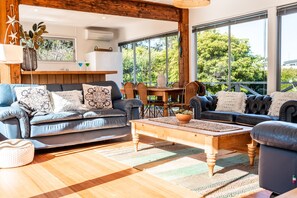 House | Living area | 32-inch flat-screen TV with digital channels - Le Shack (Coles Bay)