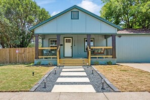 Exterior - The Craftsman on Clay-4 Blocks to Silos-Backyard Retreat-Hot Tub and Cowboy Pool (Waco)