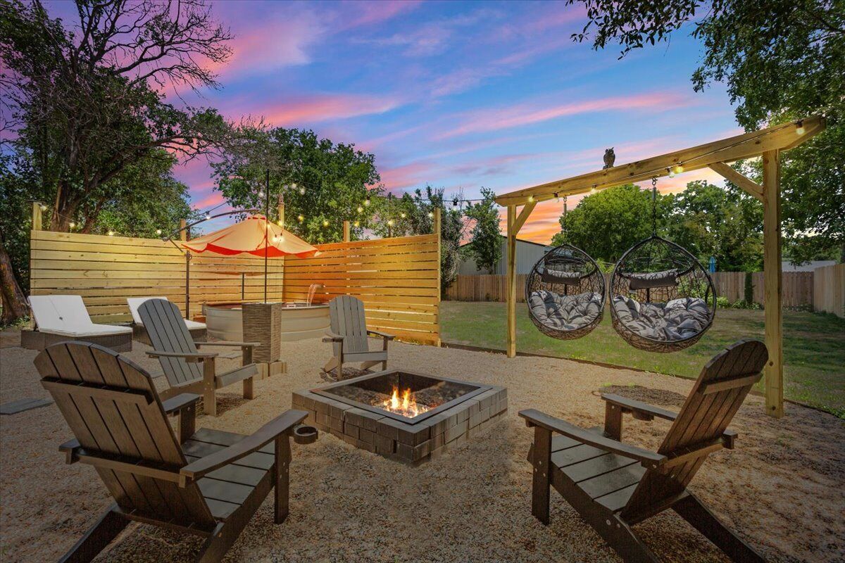 The Craftsman on Clay-4 Blocks to Magnolia-Backyard Retreat-Downtown 