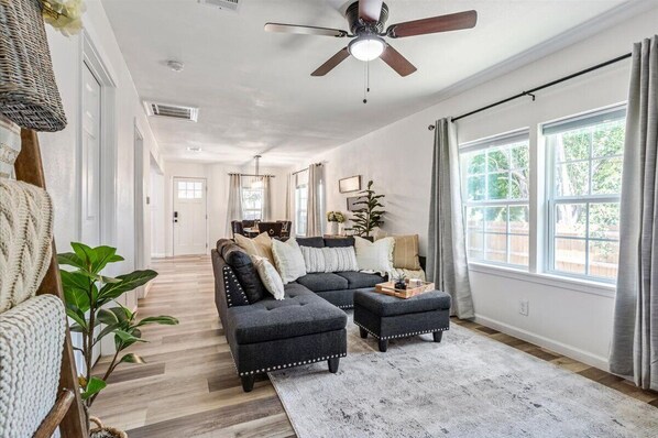 Smart TV, fireplace - The Craftsman on Clay-4 Blocks to Silos-Backyard Retreat-Hot Tub and Cowboy Pool (Waco)