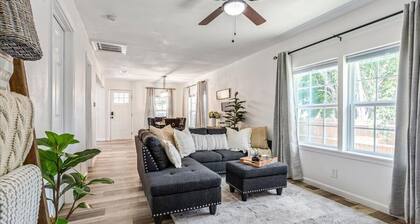 The Craftsman on Clay-4 Blocks to Silos-Backyard Retreat-Hot Tub and Cowboy Pool