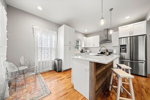 Réfrigérateur, four à micro-ondes, un four, surface de cuisson