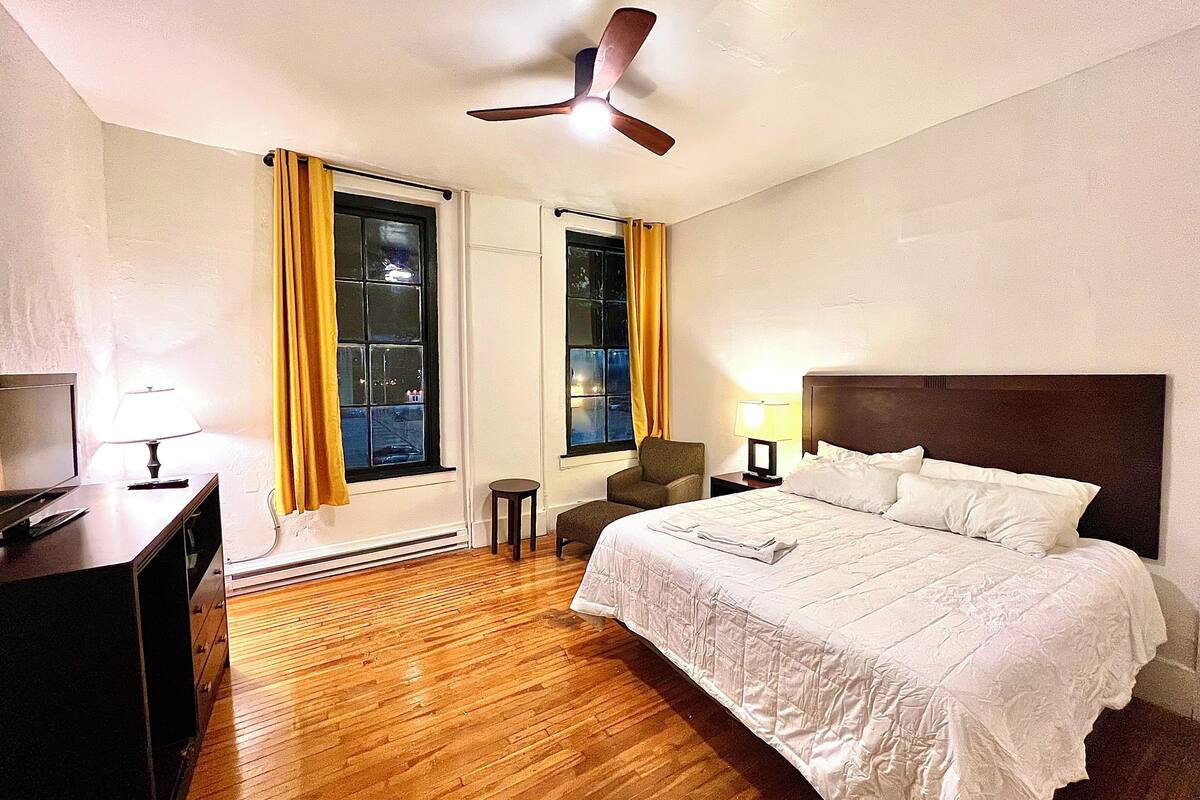 Standard King Room with City View | デスク、アイロン / アイロン台、WiFi (無料)、ベッドシーツ