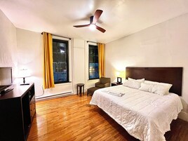 Escritorio, tabla de planchar con plancha, wifi gratis y ropa de cama 