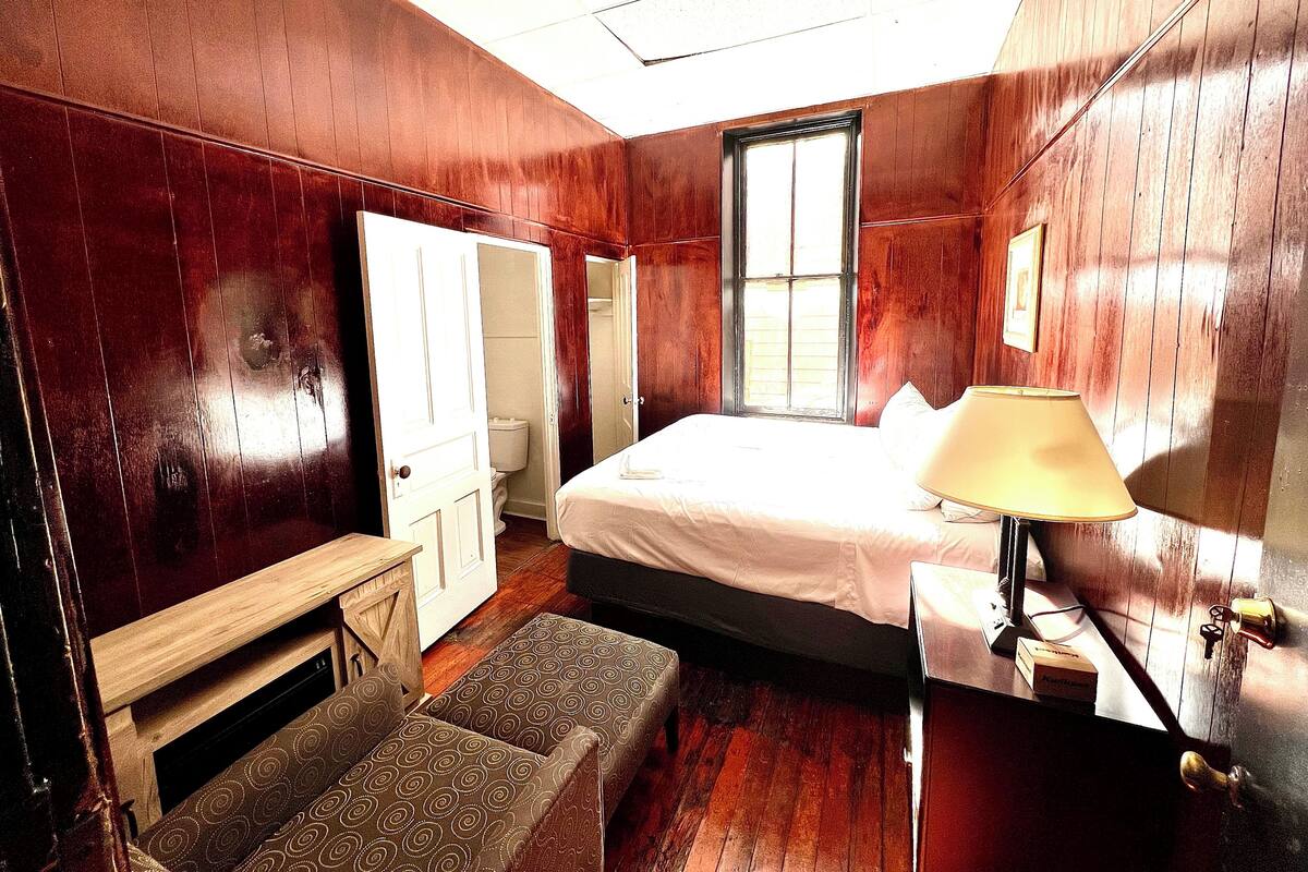 Standard King Room - Cabin Suite | デスク、アイロン / アイロン台、WiFi (無料)、ベッドシーツ