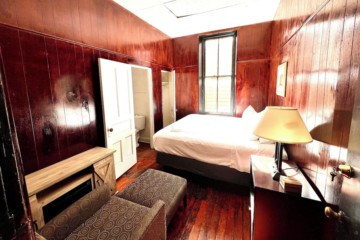 Standard King Room - Cabin Suite | 書桌、熨斗/熨衣板、免費無線上網、床單