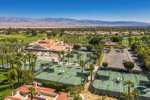 Sport court - Beautiful Desert Falls Country Club Upper Unit Condo (Palm Desert)