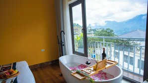 Suite Room with Bathtub & Mountain View | Deep soaking bathtub - Sapa Could Valley (Sa Pa)