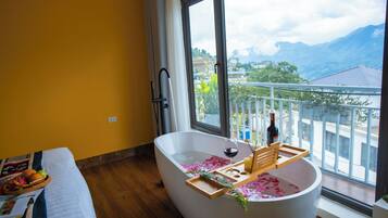 Studio suite, bad, uitzicht op bergen | Extra diep bad