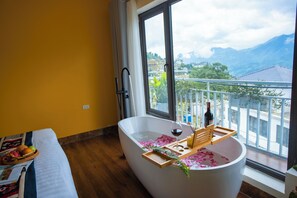 Suite Room with Bathtub & Mountain View | Deep-soaking bathtub - Sapa Could Valley (Sa Pa)