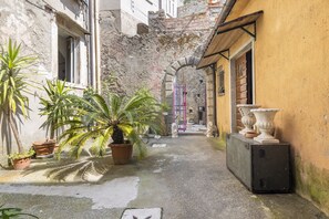 Property grounds - Sky Room Carrara hydromassage with parking (Carrara)