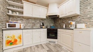 Coffee/tea maker, fridge, microwave, oven
