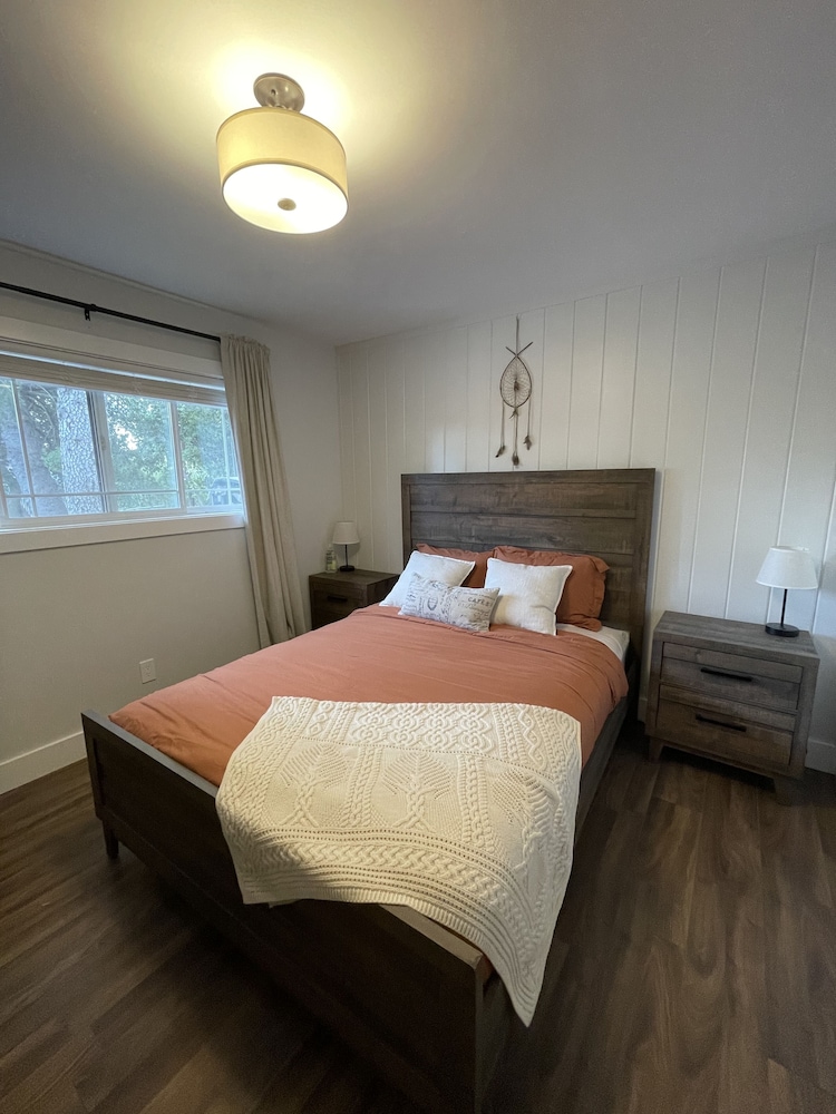 Wine Country Cottage Home with a beautiful garden in Sonoma Boyes Hot