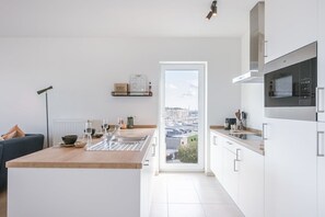 Refrigerador, microondas, placa de cocina, lavavajillas