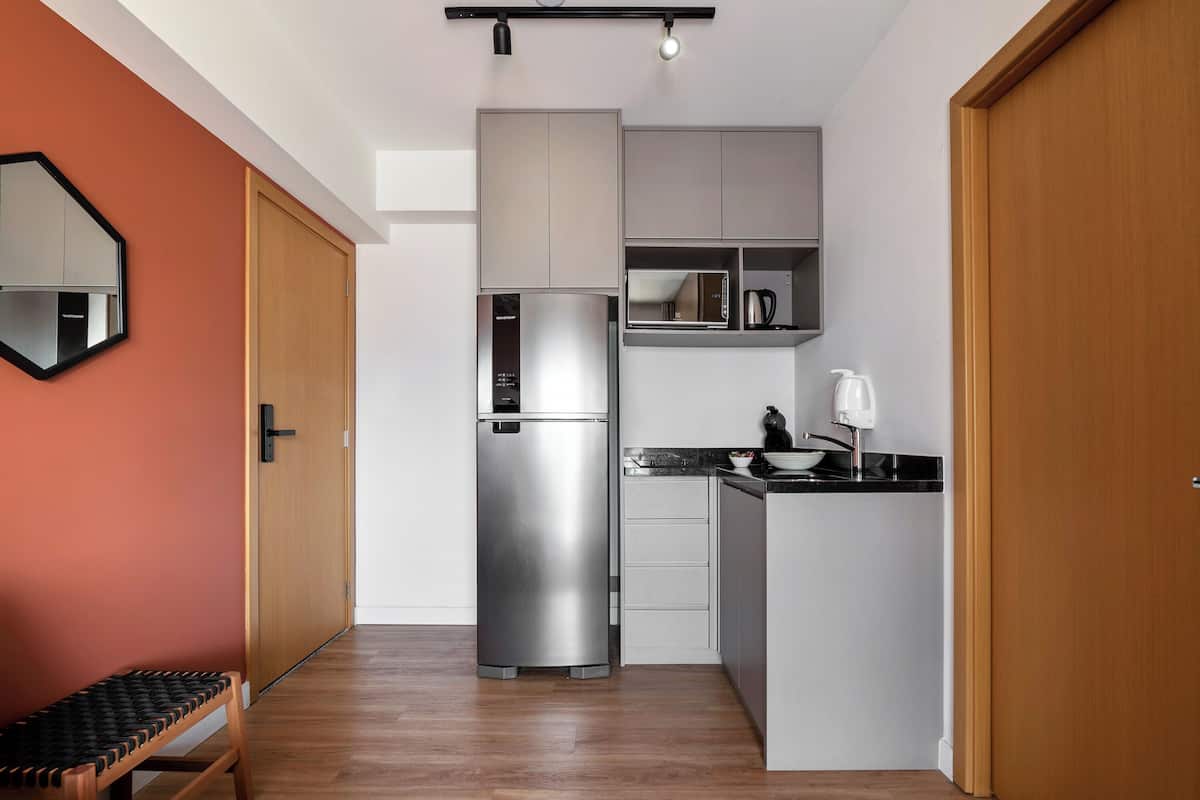 Kühlschrank, Mikrowelle, Herdplatte, Wasserkocher mit Kaffee-/Teezubehör