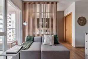 Elite Studio | Living area | 32-inch Smart TV with digital channels - Homelike by Viva - Apartamentos completos em Pinheiros a uma quadra da Faria Lima (São Paulo)