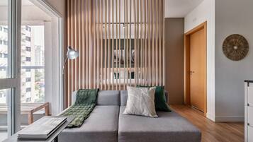 Studio – elite | Oppholdsområde | En 32-tommers smart-TV med digitale kanaler