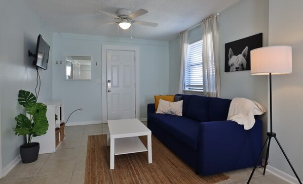 TV - Cozy 1BR Beach Hideaway - One block to beach (Jacksonville Beach)