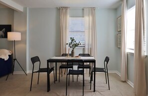 Dining - Cozy 1BR Beach Hideaway - One block to beach (Jacksonville Beach)