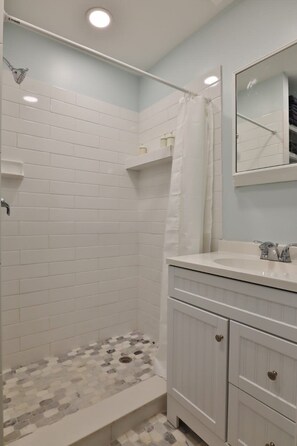 Shower, hair dryer, towels, shampoo - Cozy 1BR Beach Hideaway - One block to beach (Jacksonville Beach)