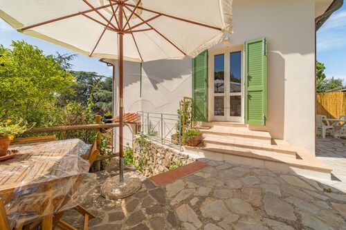 A Casa di Massi surronded by greenery of Magazzini