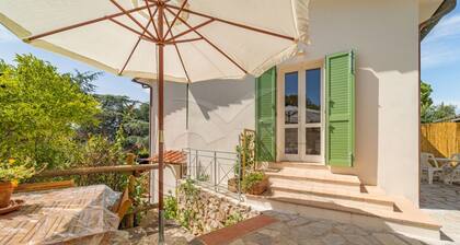 A Casa di Massi surronded by greenery of Magazzini