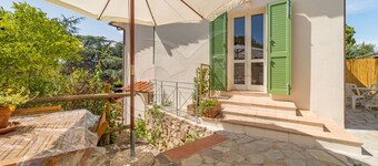 A Casa di Massi surronded by greenery of Magazzini