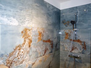 Sèche-cheveux, serviettes fournies