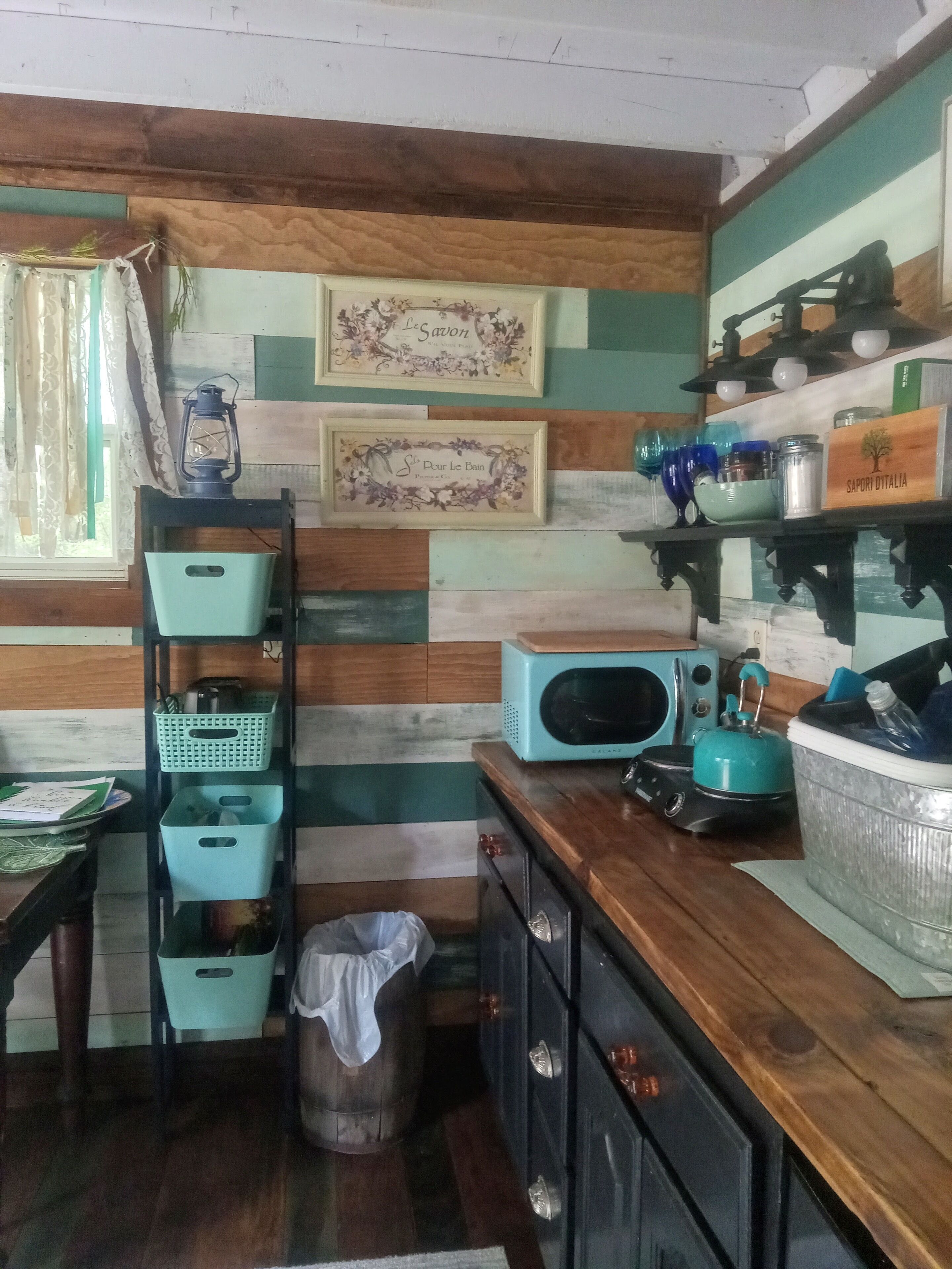 Réfrigérateur, micro-ondes, plaque de cuisson, cafetière/bouilloire
