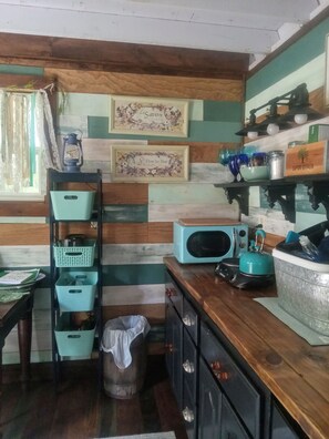 Refrigerador, microondas, placa de cocina, cafetera/tetera