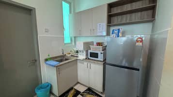 Apartamento Confort, 3 habitaciones, no fumadores, vistas a la ciudad | Cocina privada | Frigorífico grande, microondas y hervidor eléctrico