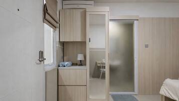 Bureau, espace de travail pour ordinateur portable, Wi-Fi gratuit