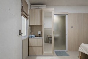 Desk, laptop workspace, free WiFi, bed sheets - Cove T63 (Jakarta)