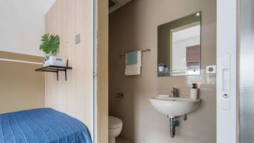 Standard Room | Bathroom | Shower, towels