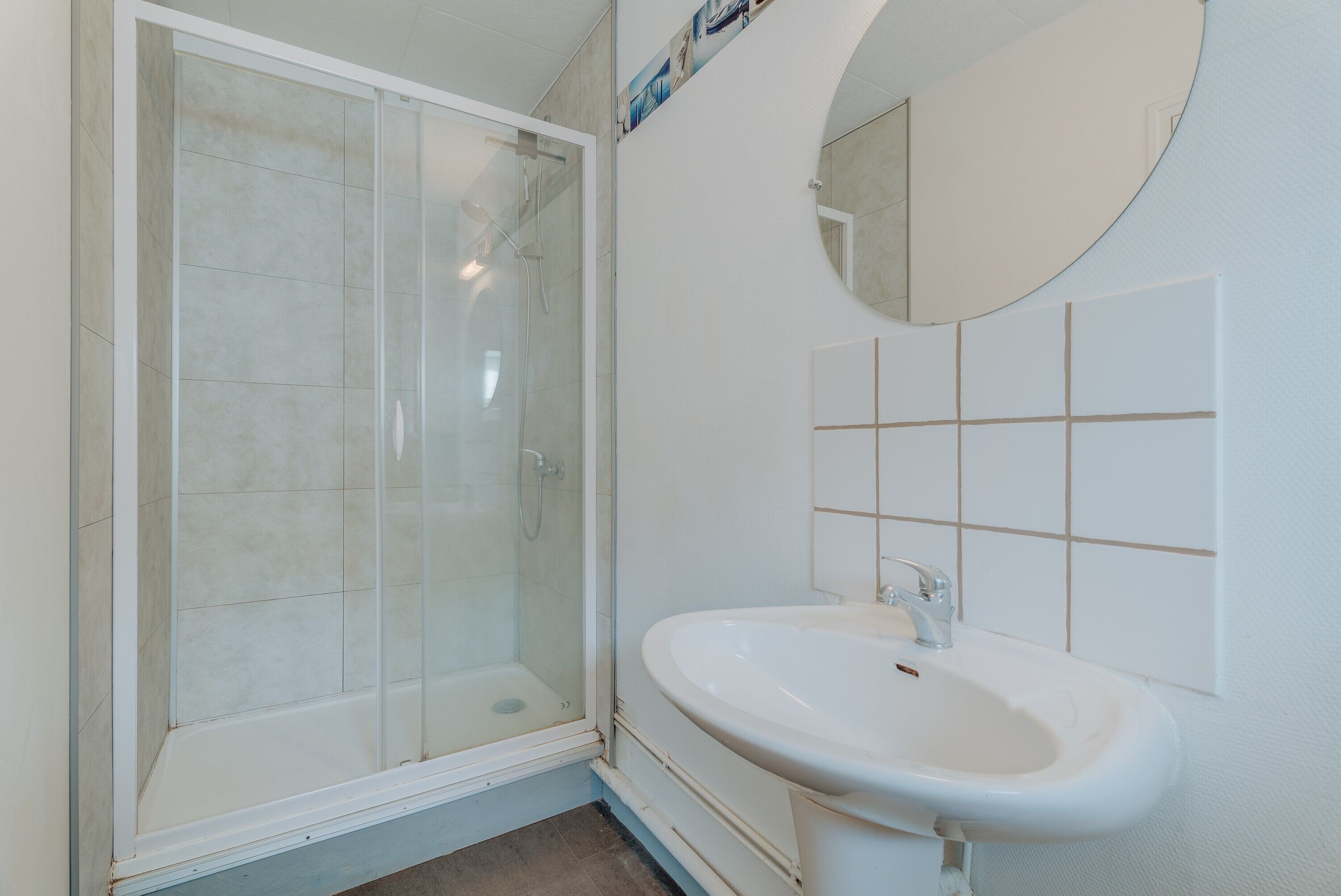 Douche, sèche-cheveux, serviettes fournies