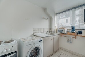 Frigorifero, microonde, forno, piano cottura