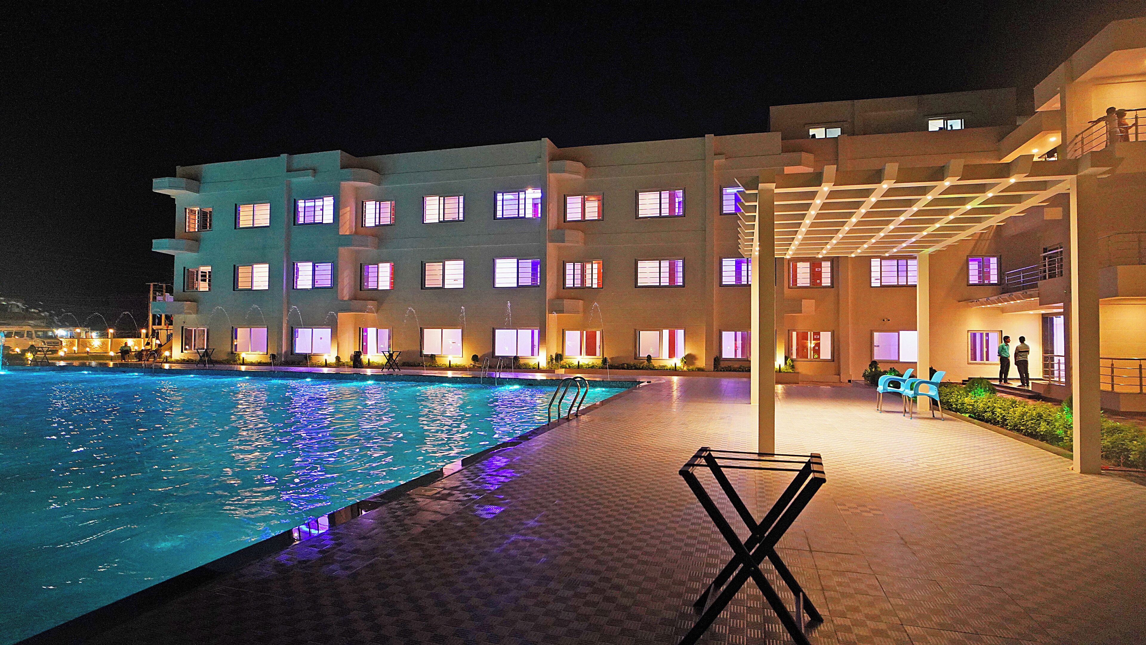 Una piscina al aire libre