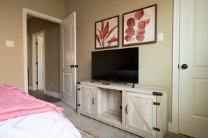 4 bedrooms, desk, free WiFi - Nobel Prize - 4 Bedroom Home w/ Pool (Bryan)