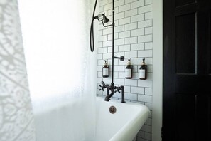 Secador de pelo y toallas